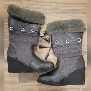 Gray wedge snow boot